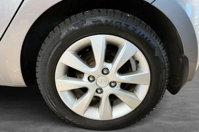 hyundai-i20-bensin-2013-big-25