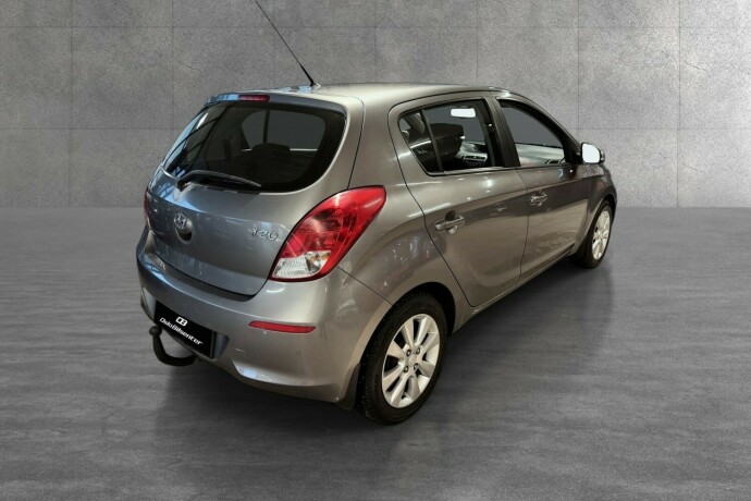 hyundai-i20-bensin-2013-big-5