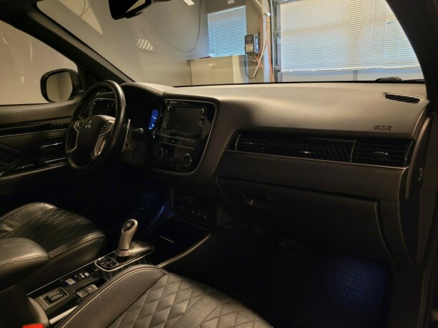 mitsubishi-outlander-plug-in-petrol-2019-big-12