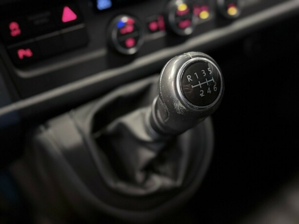 volkswagen-caravelle-diesel-2018-big-21