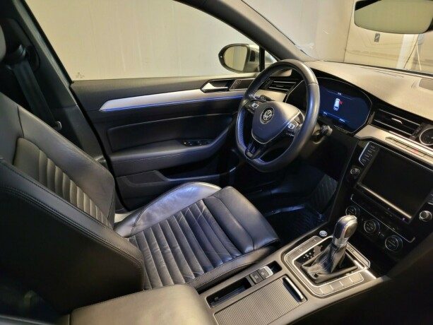 volkswagen-passat-plug-in-petrol-2017-big-14