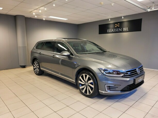 volkswagen-passat-plug-in-petrol-2017-big-10