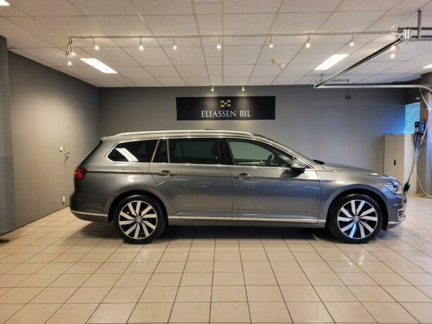 volkswagen-passat-plug-in-petrol-2017-big-3