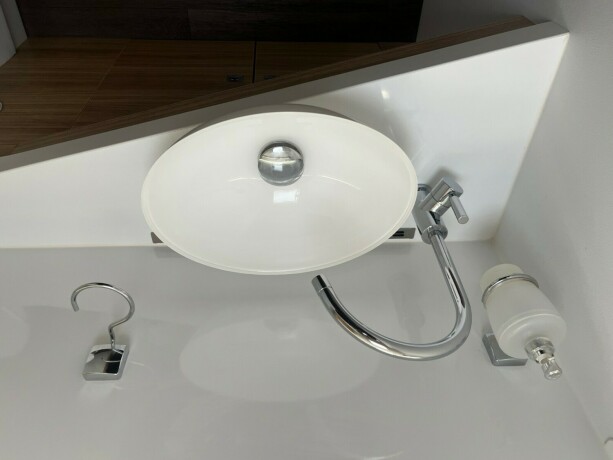 adria-sonic-supreme-i-810sl-2-enkle-senger-senkeseng-alde-topputgave-steikeovn-skinn-diesel-2019-big-62