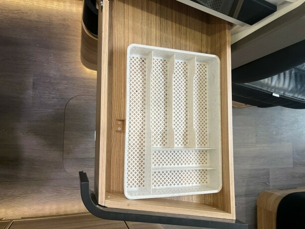 adria-sonic-supreme-i-810sl-2-enkle-senger-senkeseng-alde-topputgave-steikeovn-skinn-diesel-2019-big-48