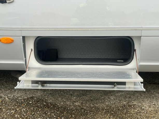 adria-sonic-supreme-i-810sl-2-enkle-senger-senkeseng-alde-topputgave-steikeovn-skinn-diesel-2019-big-15