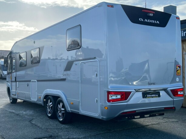 adria-sonic-supreme-i-810sl-2-enkle-senger-senkeseng-alde-topputgave-steikeovn-skinn-diesel-2019-big-6