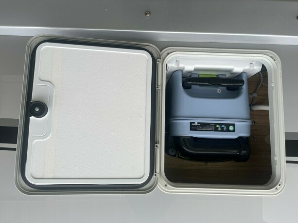 adria-sonic-supreme-i-810sl-2-enkle-senger-senkeseng-alde-topputgave-steikeovn-skinn-diesel-2019-big-10