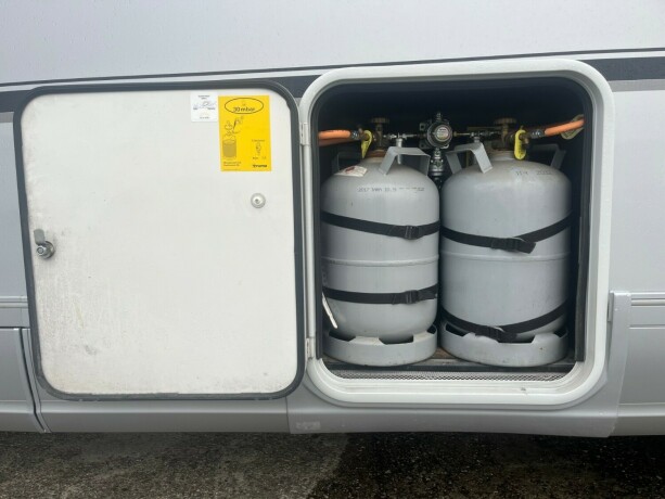 adria-sonic-supreme-i-810sl-2-enkle-senger-senkeseng-alde-topputgave-steikeovn-skinn-diesel-2019-big-14