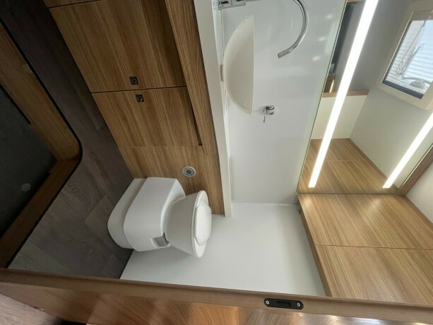 adria-sonic-supreme-i-810sl-2-enkle-senger-senkeseng-alde-topputgave-steikeovn-skinn-diesel-2019-big-61