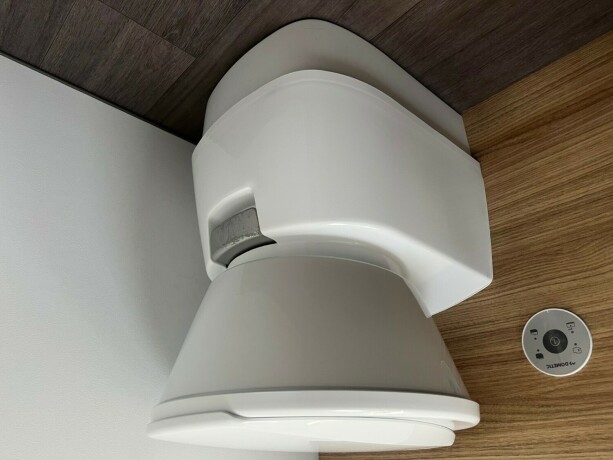 adria-sonic-supreme-i-810sl-2-enkle-senger-senkeseng-alde-topputgave-steikeovn-skinn-diesel-2019-big-66