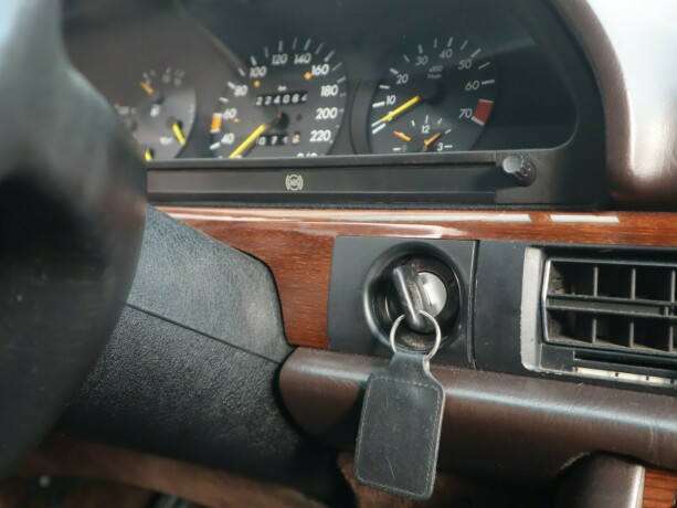 mercedes-benz-bensin-1980-big-20