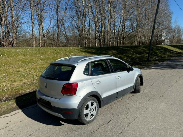 volkswagen-polo-cross-diesel-2011-big-5