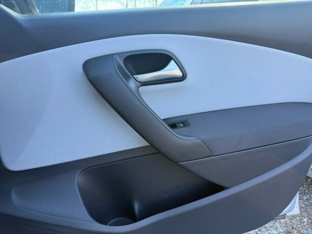 volkswagen-polo-cross-diesel-2011-big-19