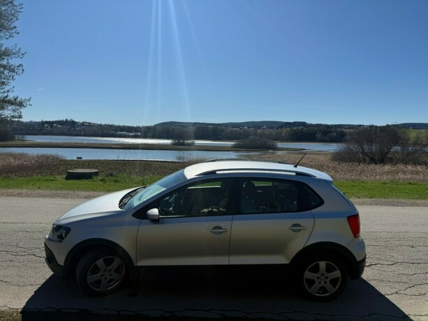 volkswagen-polo-cross-diesel-2011-big-3