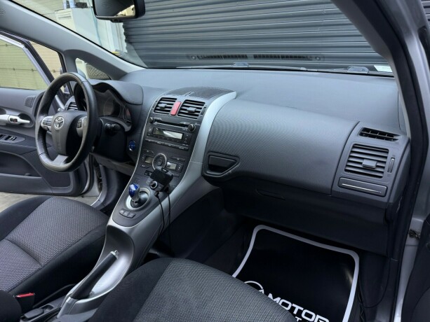 toyota-auris-elektrisitetbensin-2011-big-11