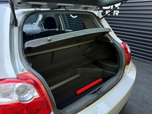 toyota-auris-elektrisitetbensin-2011-big-25