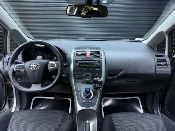toyota-auris-elektrisitetbensin-2011-big-10