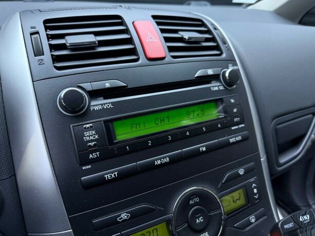 toyota-auris-elektrisitetbensin-2011-big-17