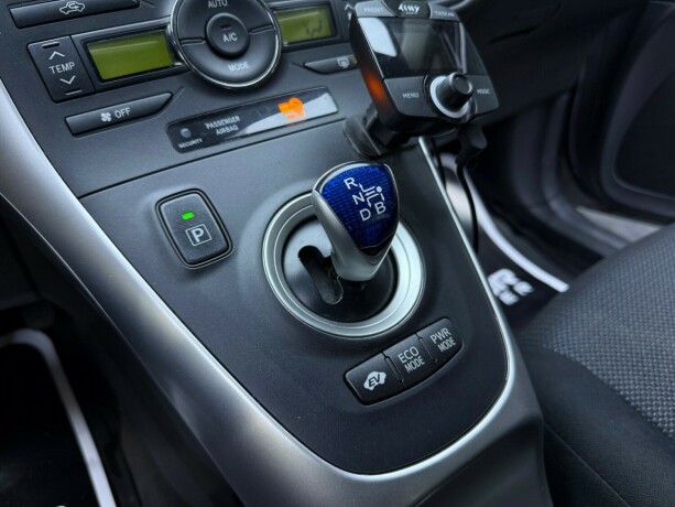 toyota-auris-elektrisitetbensin-2011-big-19