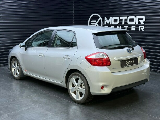 toyota-auris-elektrisitetbensin-2011-big-1