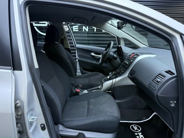 toyota-auris-elektrisitetbensin-2011-big-22