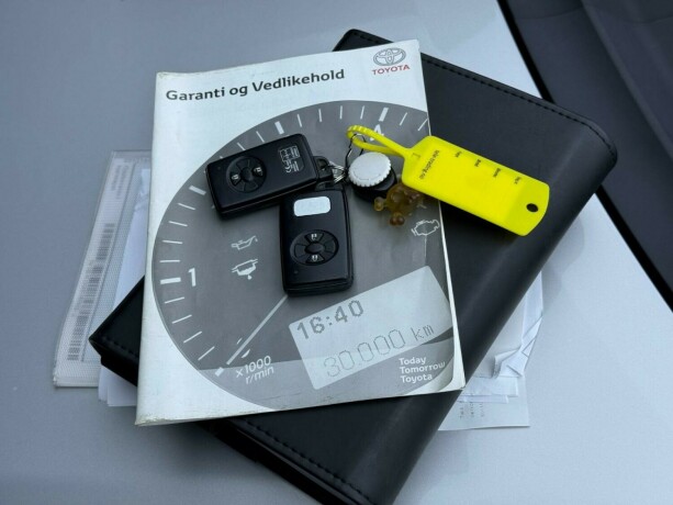 toyota-auris-elektrisitetbensin-2011-big-28