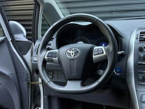 toyota-auris-elektrisitetbensin-2011-big-13