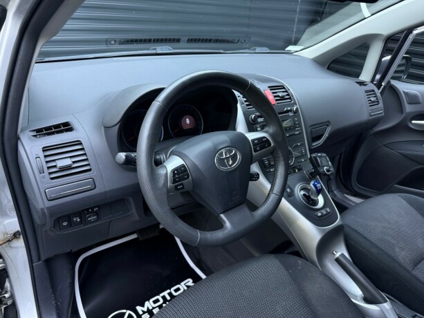 toyota-auris-elektrisitetbensin-2011-big-12