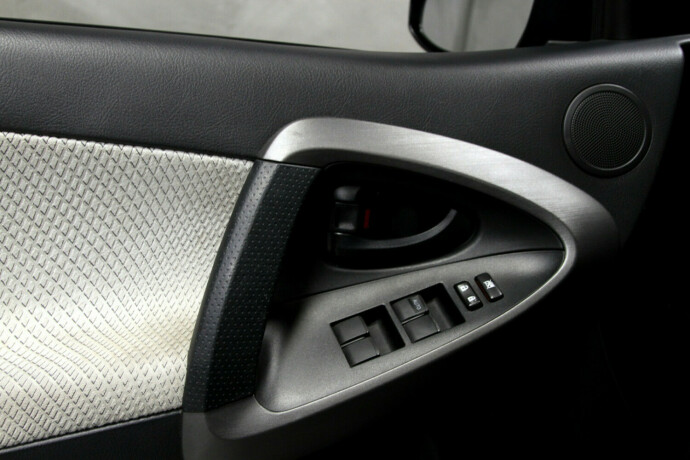 toyota-rav4-elektrisitet-2014-big-14