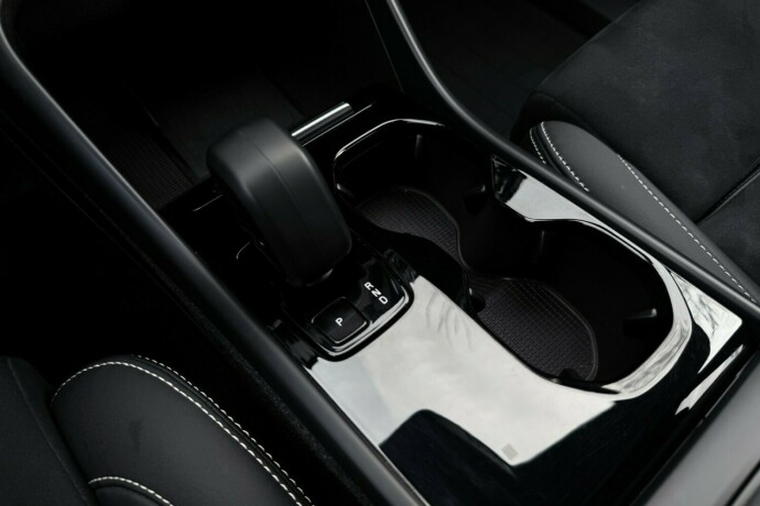 volvo-xc-40-elektrisitet-2022-big-30