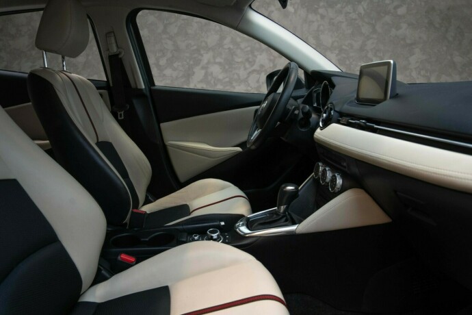 mazda-2-bensin-2017-big-27