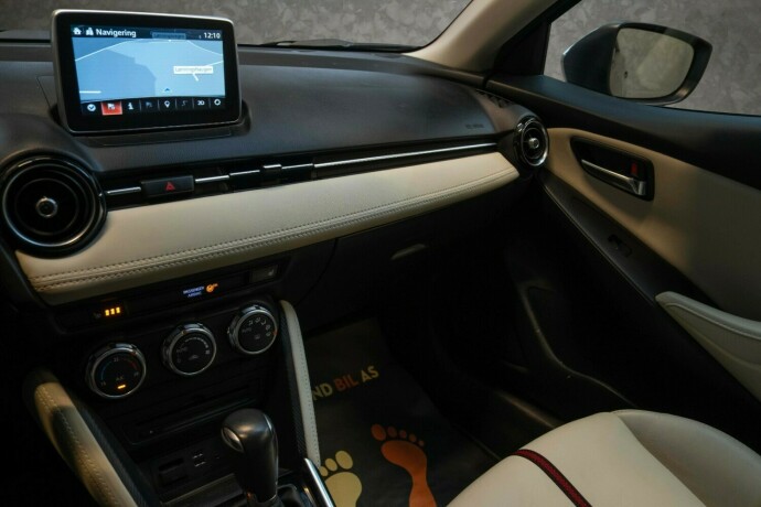 mazda-2-bensin-2017-big-15