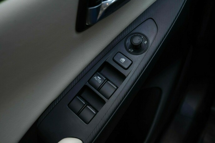 mazda-2-bensin-2017-big-22