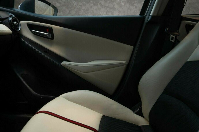 mazda-2-bensin-2017-big-16