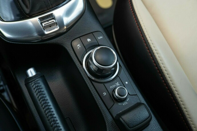 mazda-2-bensin-2017-big-18