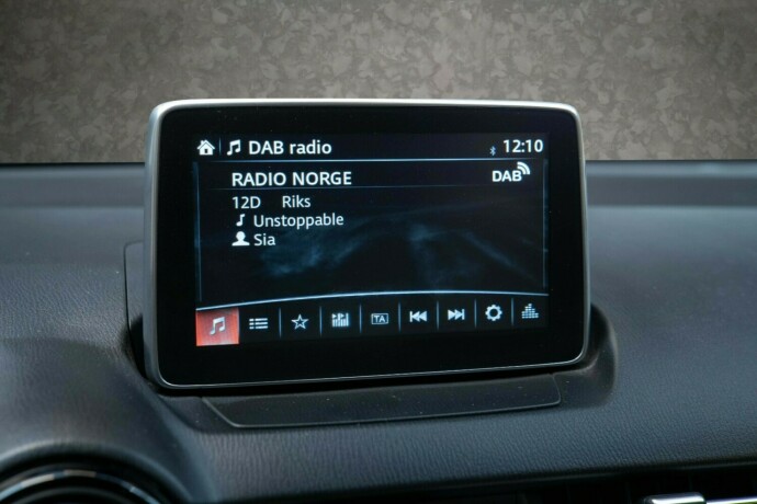 mazda-2-bensin-2017-big-21