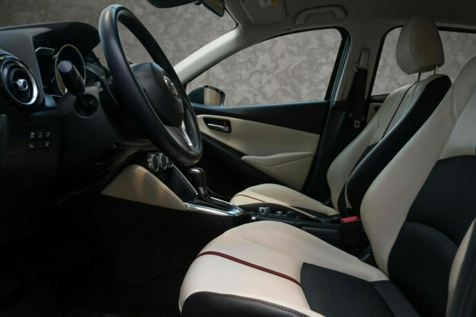 mazda-2-bensin-2017-big-23