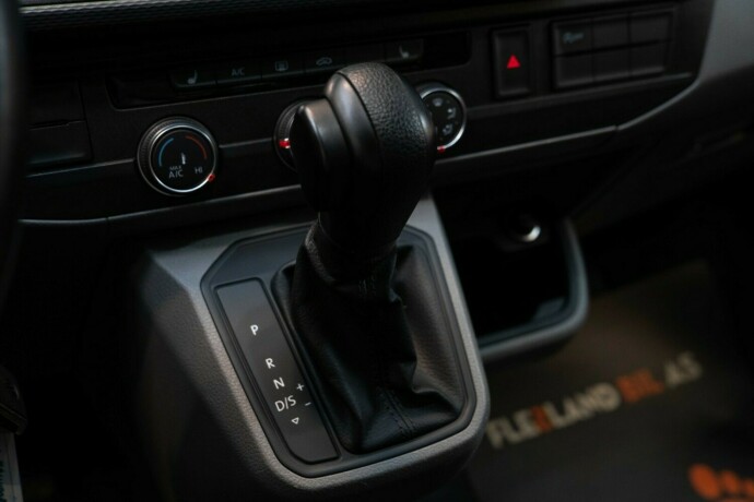 volkswagen-transporter-diesel-2020-big-16