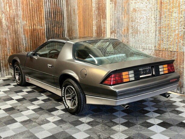 chevrolet-camaro-1985-big-11