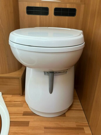 laika-ecovip-600-dobbelseng-bak-senkeseng-truma-6eh-b-f248rerkort-god-nyttelast-diesel-2016-big-54