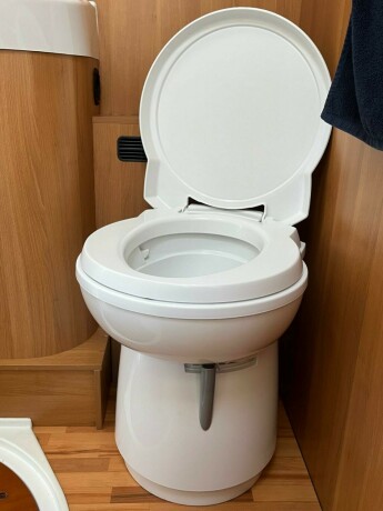 laika-ecovip-600-dobbelseng-bak-senkeseng-truma-6eh-b-f248rerkort-god-nyttelast-diesel-2016-big-56