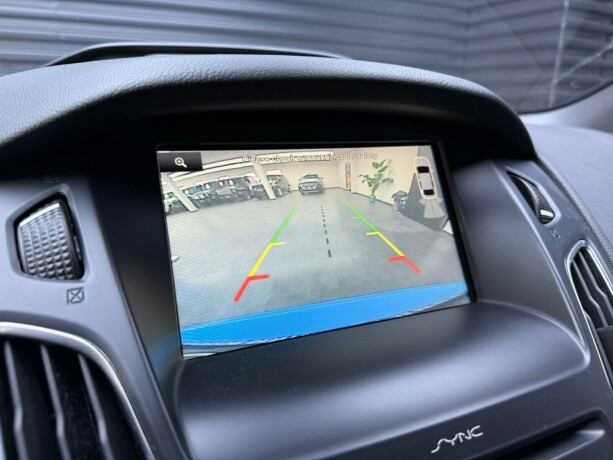 ford-focus-bensin-2016-big-20