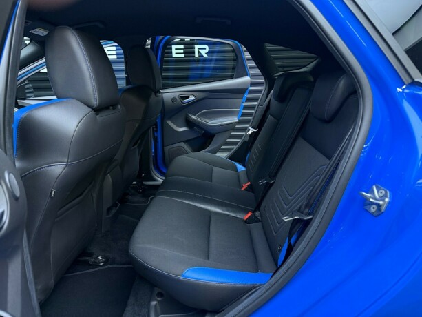 ford-focus-bensin-2016-big-30