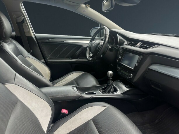 toyota-avensis-diesel-2015-big-12