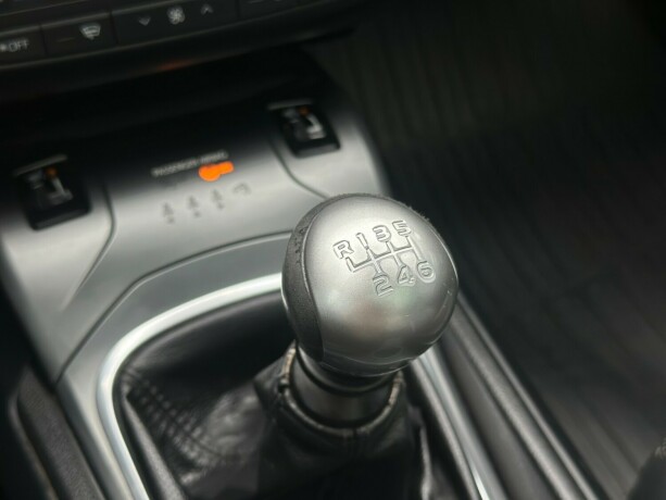 toyota-avensis-diesel-2015-big-16