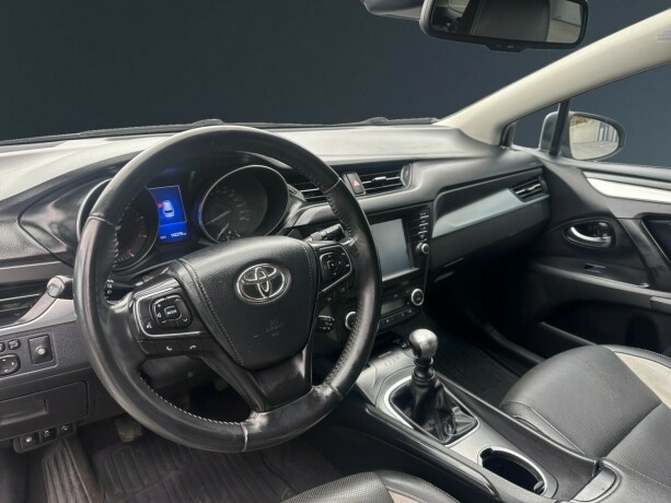 toyota-avensis-diesel-2015-big-10