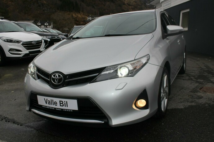 toyota-auris-bensin-2013-big-1