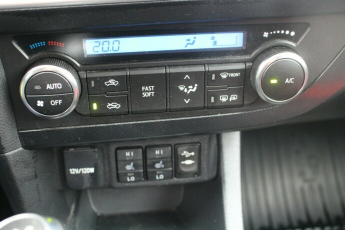 toyota-auris-bensin-2013-big-12