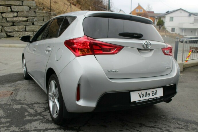 toyota-auris-bensin-2013-big-2